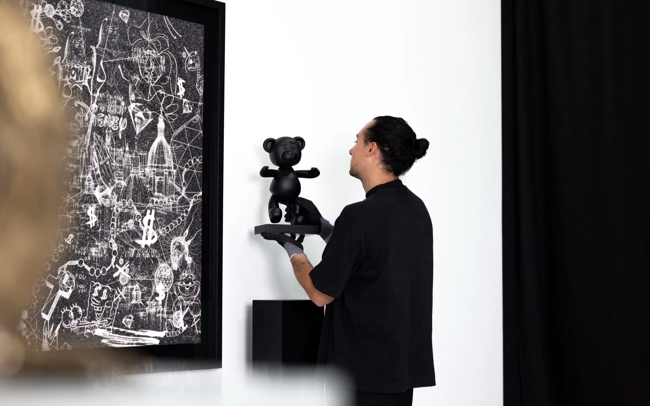 Create your set: artwork (black diamond dust) + sculpture (black collectable)